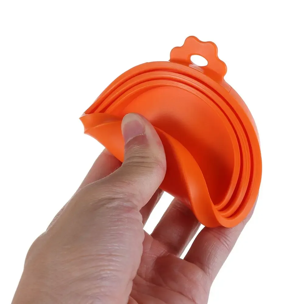 Couvercle silicone en usage sur une boîte pour animaux