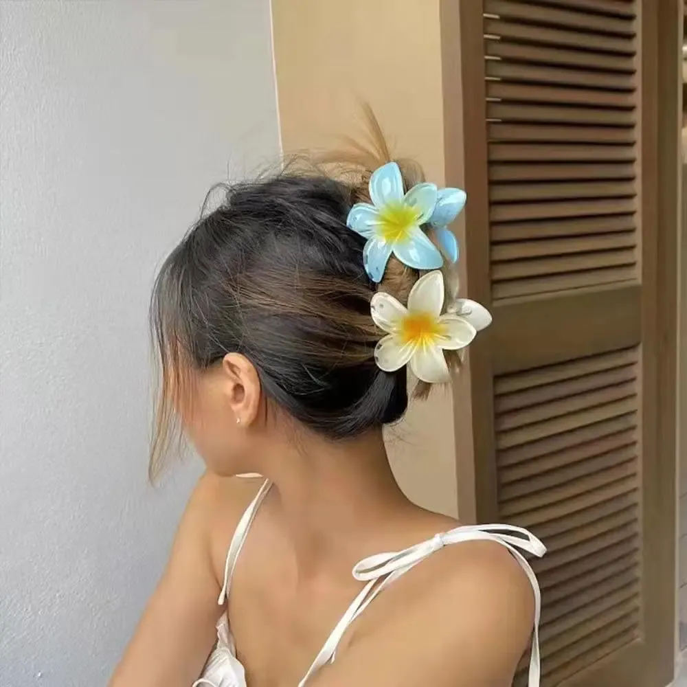 Détail des pinces à cheveux fleur d'œuf