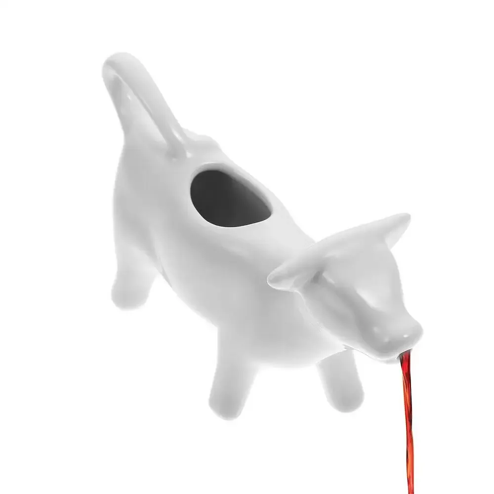 Pichet en céramique en forme de vache dans un contexte de petit-déjeuner