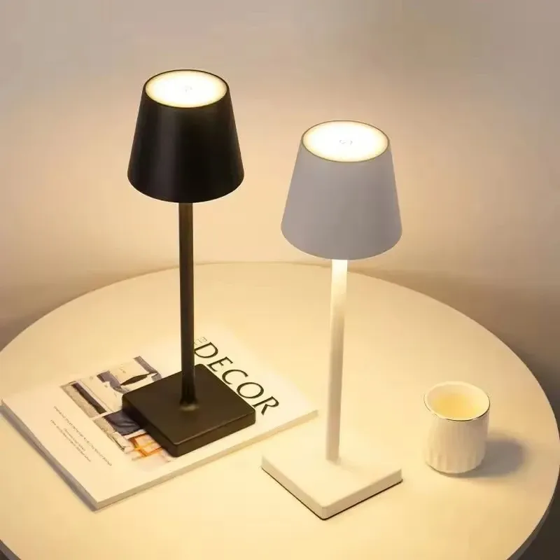 Lampe LED de table rechargeable au design épuré