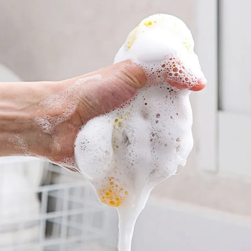 Éponge à vaisselle utilisée dans la cuisine