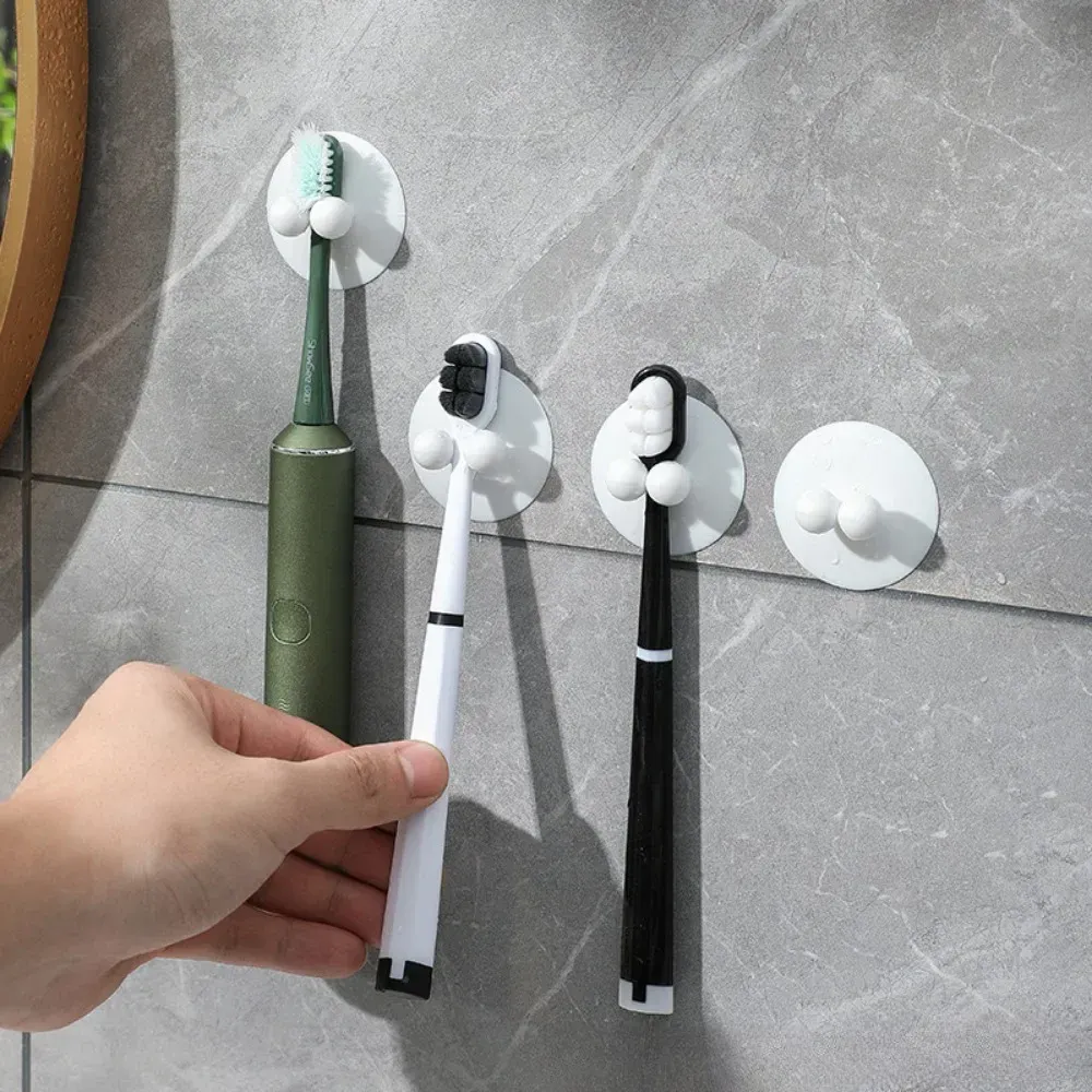Accessoires de salle de bain organisés avec le support mural