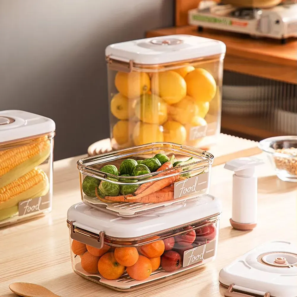 Boîtes transparentes remplies d'aliments frais
