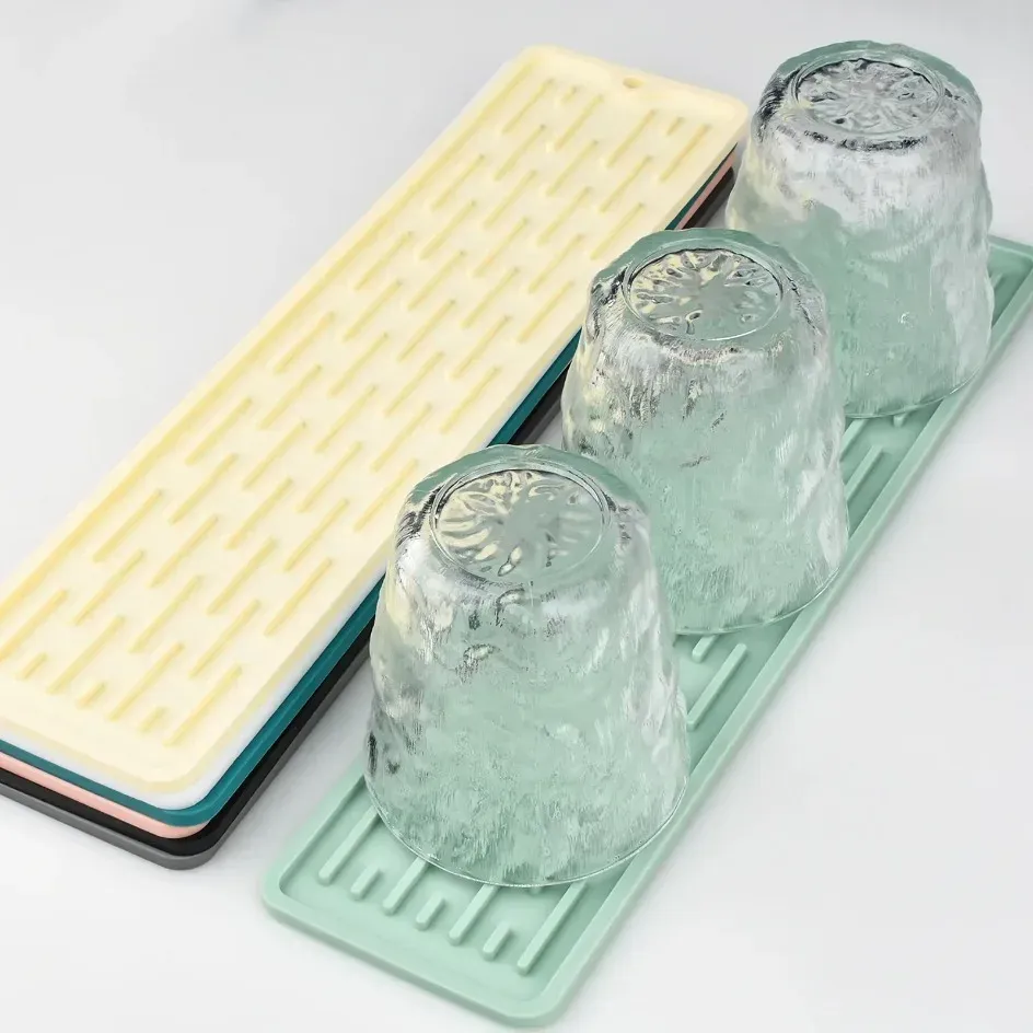 Tapis silicone installé sous un robinet de cuisine