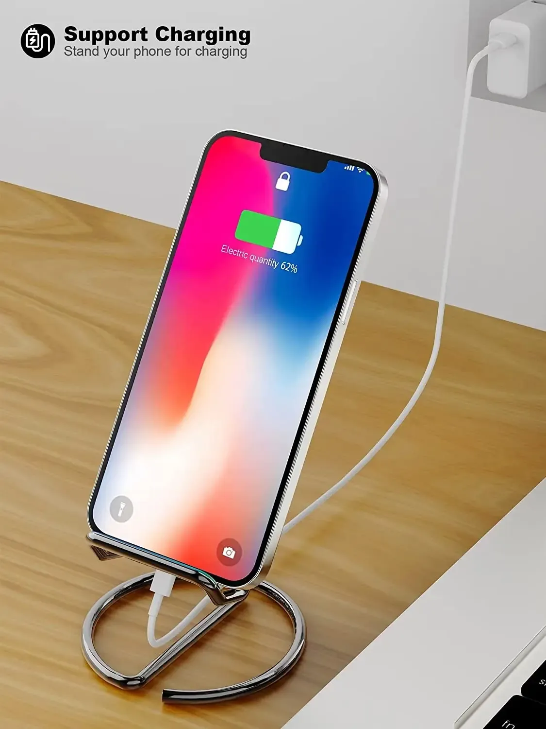 Téléphone posé sur le support en métal, en utilisation