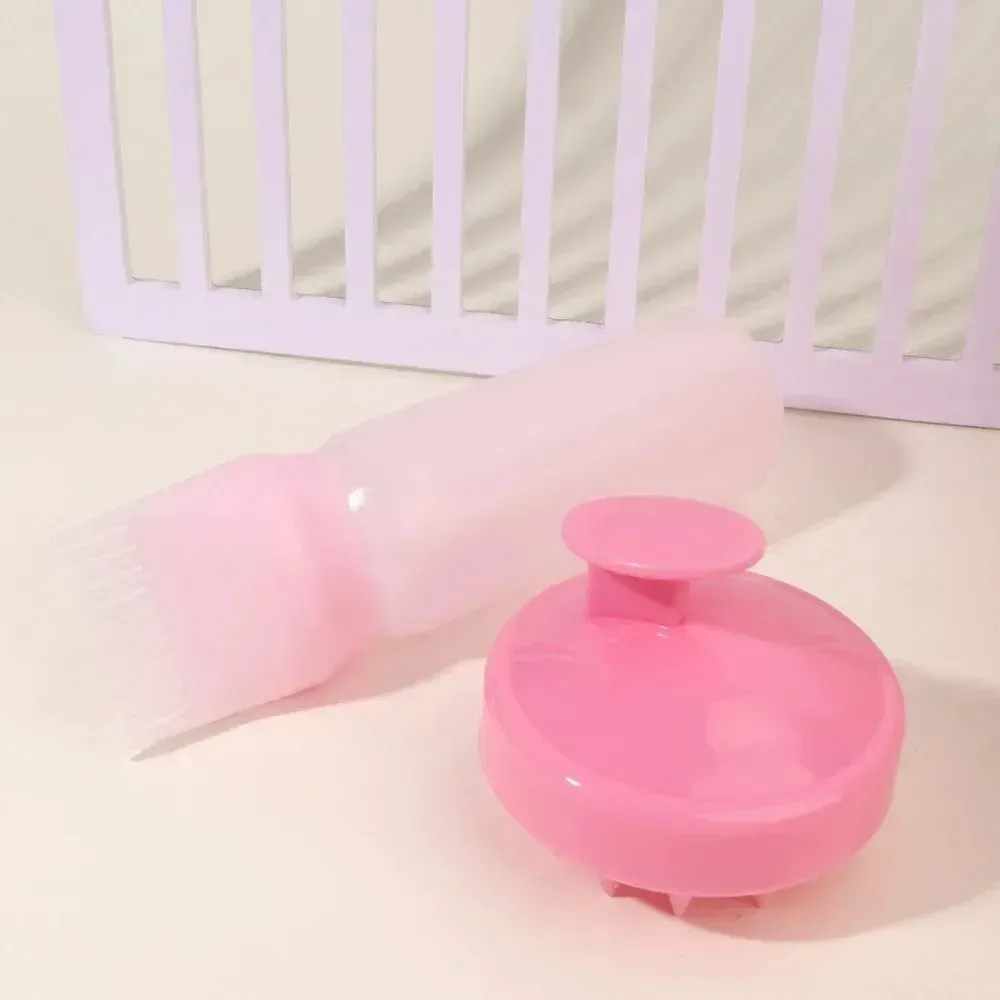 Brosse à shampoing en silicone en situation d'utilisation