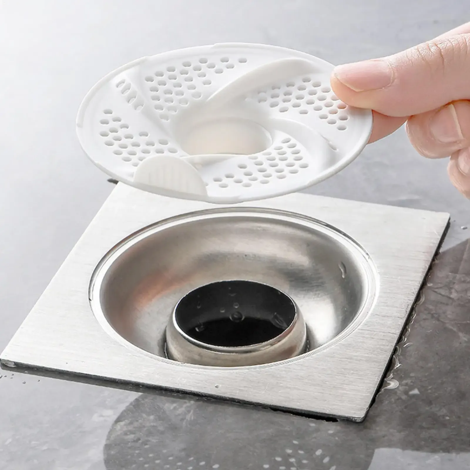 Filtre de vidange anti-cheveux pour douche, en situation