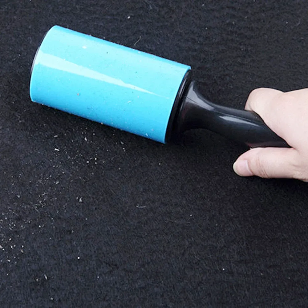 Rouleau collant utilisé sur un vêtement