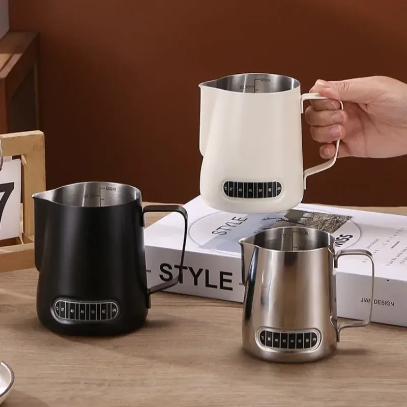 Pichet à mousse pour café et lait avec indicateur de température, échelle précise en acier inoxydable, repères de volume, pichet professionnel pour barista 2