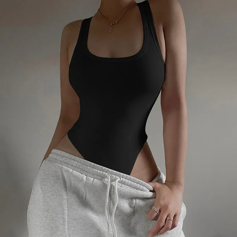 Look décontracté avec le body en tricot sans manches