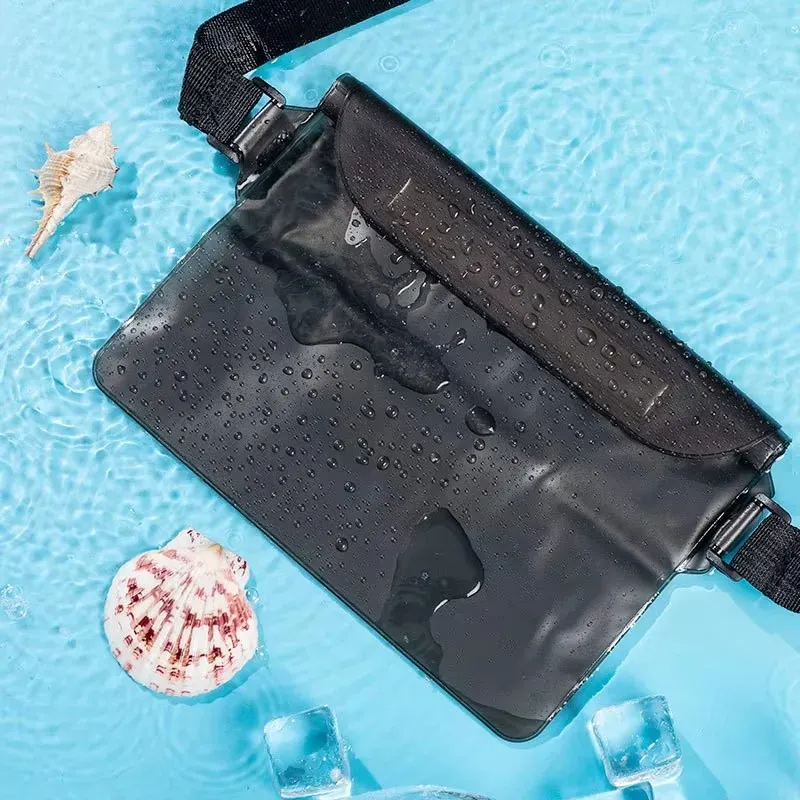Sac de natation étanche posé sur une serviette de plage