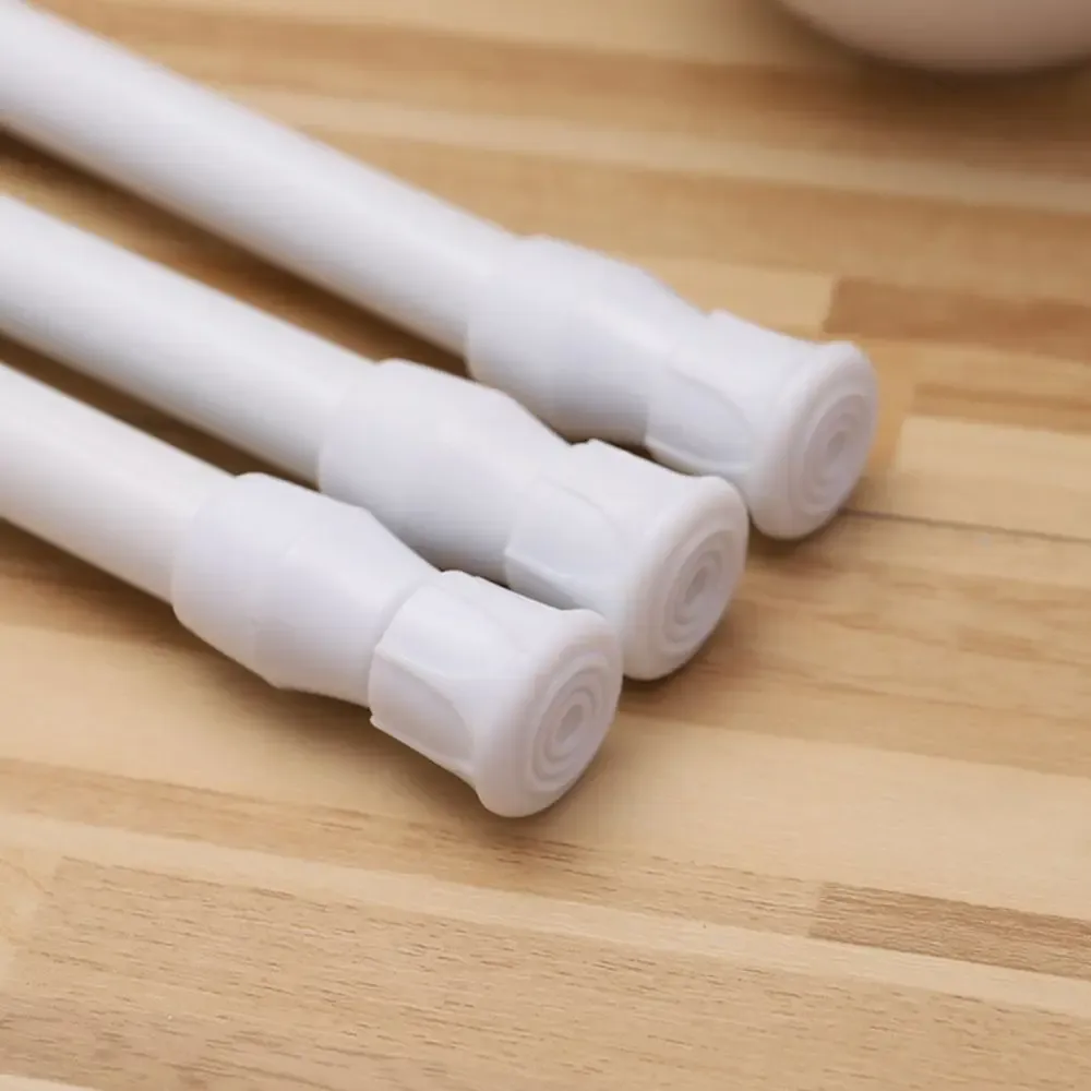 Tringle à rideau réglable dans une salle de bain