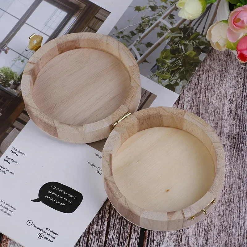 Boîte en bois posée avec des bijoux