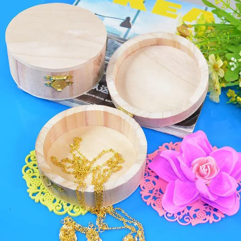 Boîte en bois artisanale, finition détaillée
