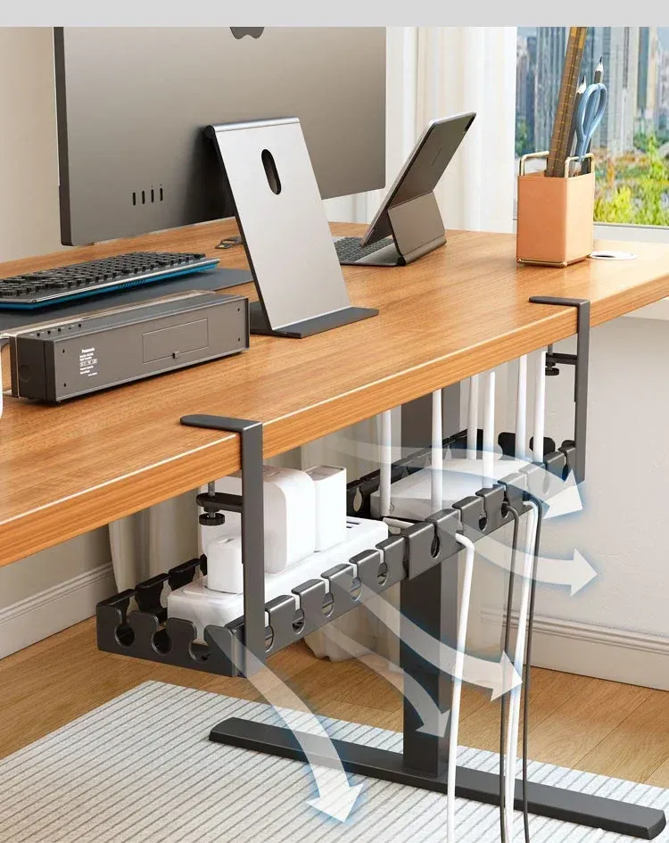 Espace de bureau rangé grâce au plateau de gestion des câbles
