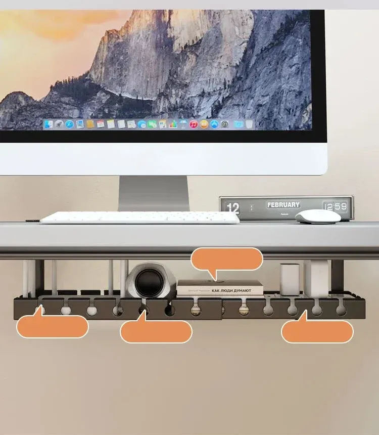 Plateau de rangement installé sous une table de travail