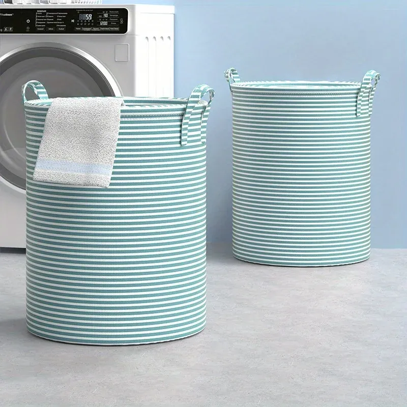 Panier à linge rayé dans un intérieur moderne