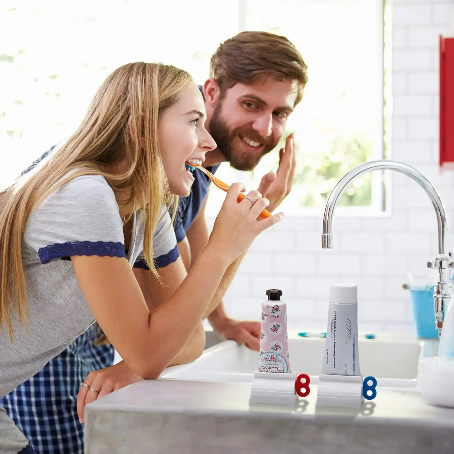 Presse-tube de dentifrice en utilisation
