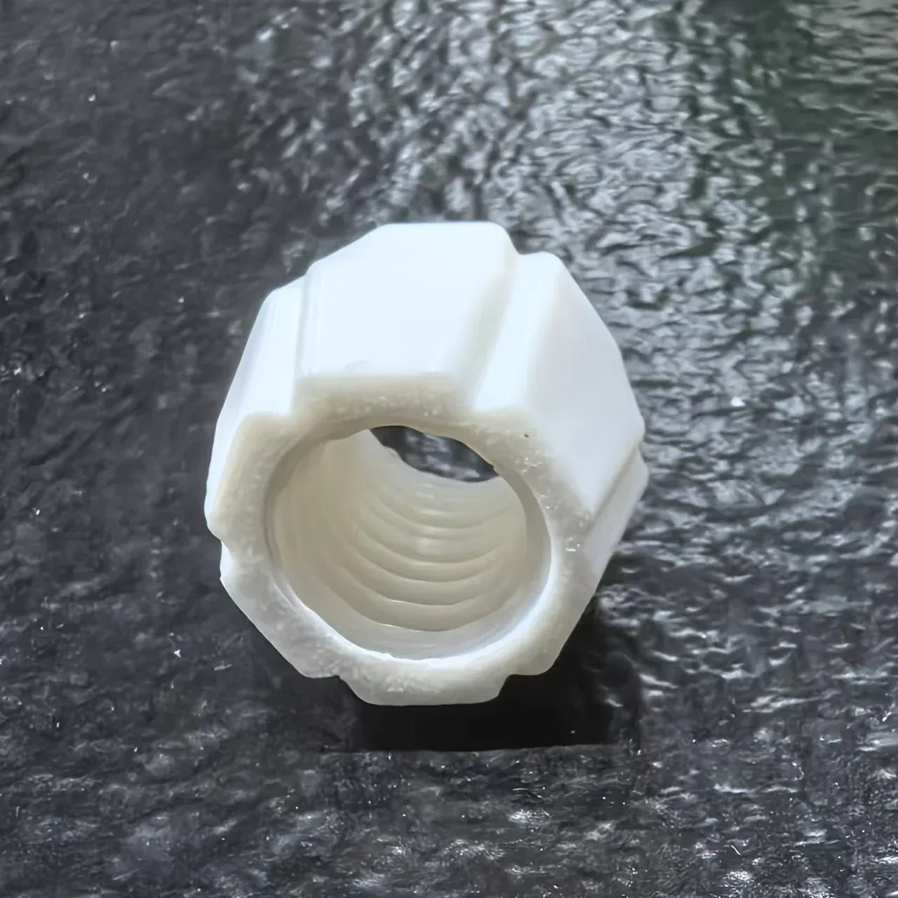 Presse-tube de dentifrice imprimé en 3D en situation