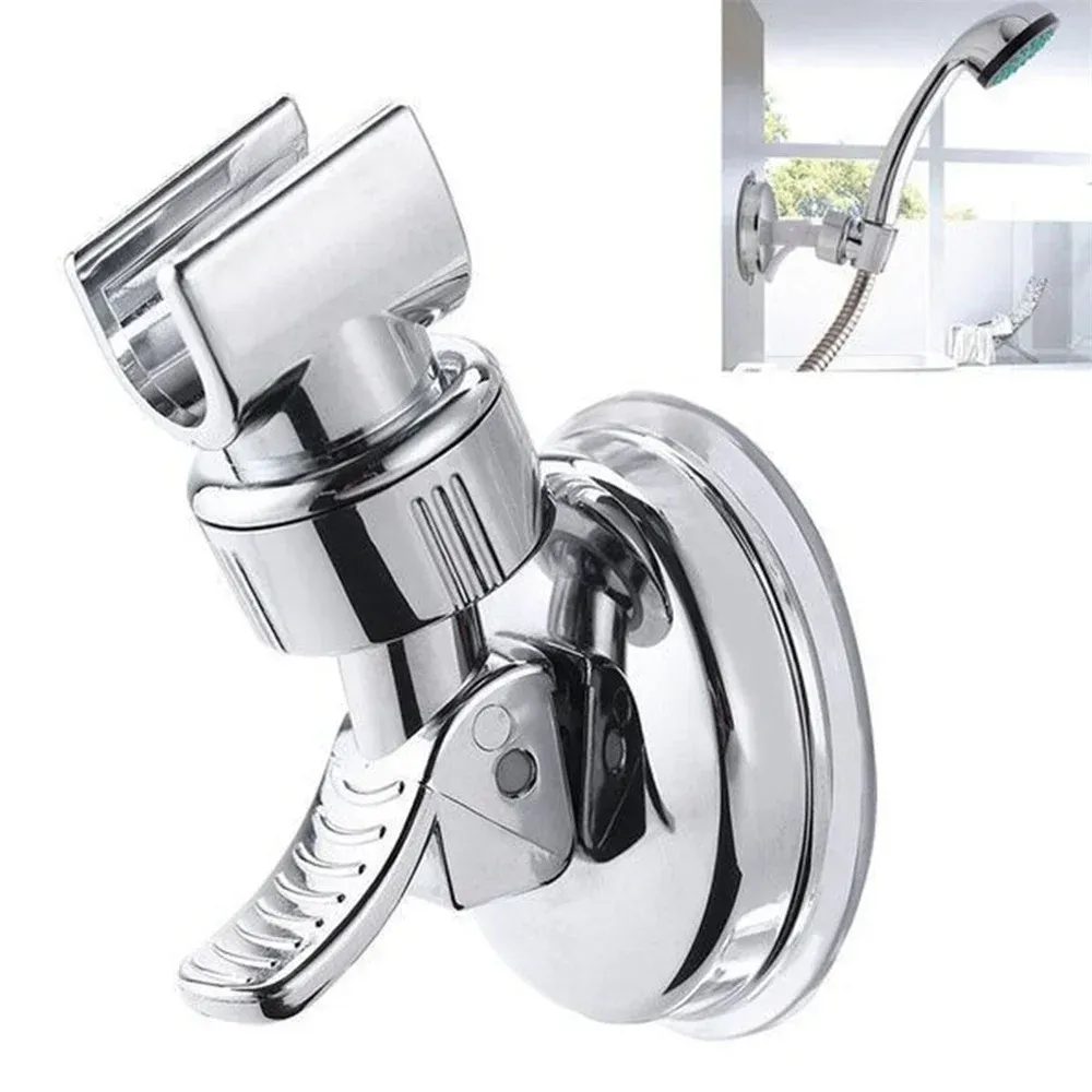 Support de pomme de douche universel couleur argent installé dans une salle de bains