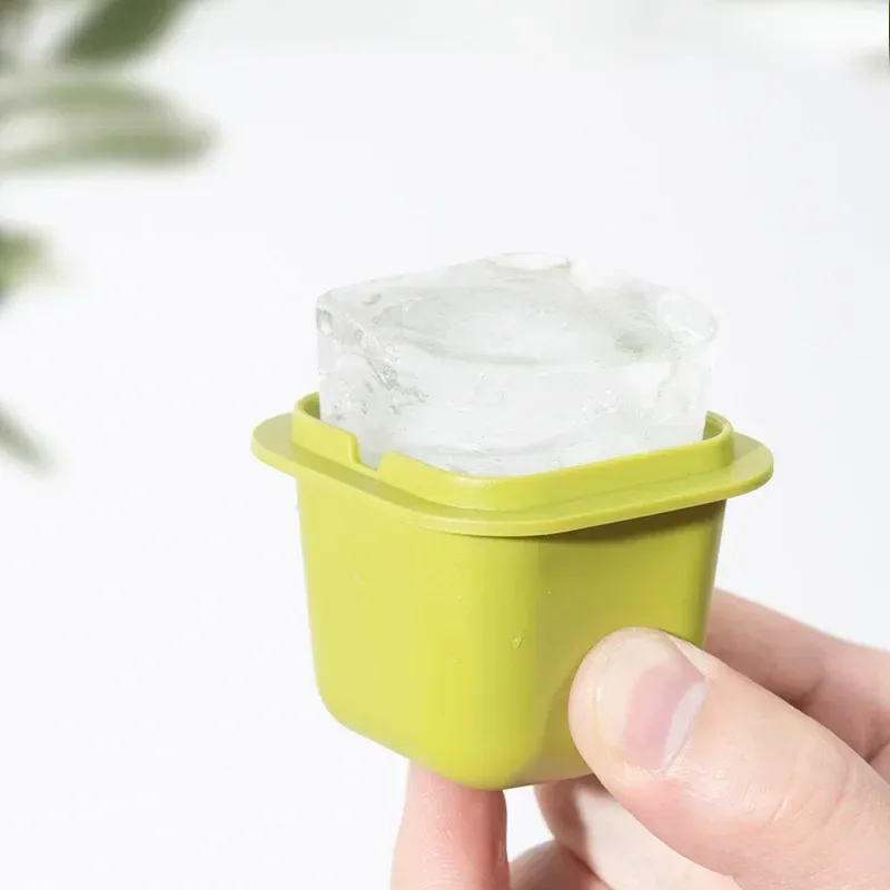 Glaçons carrés démoulés du plateau en silicone
