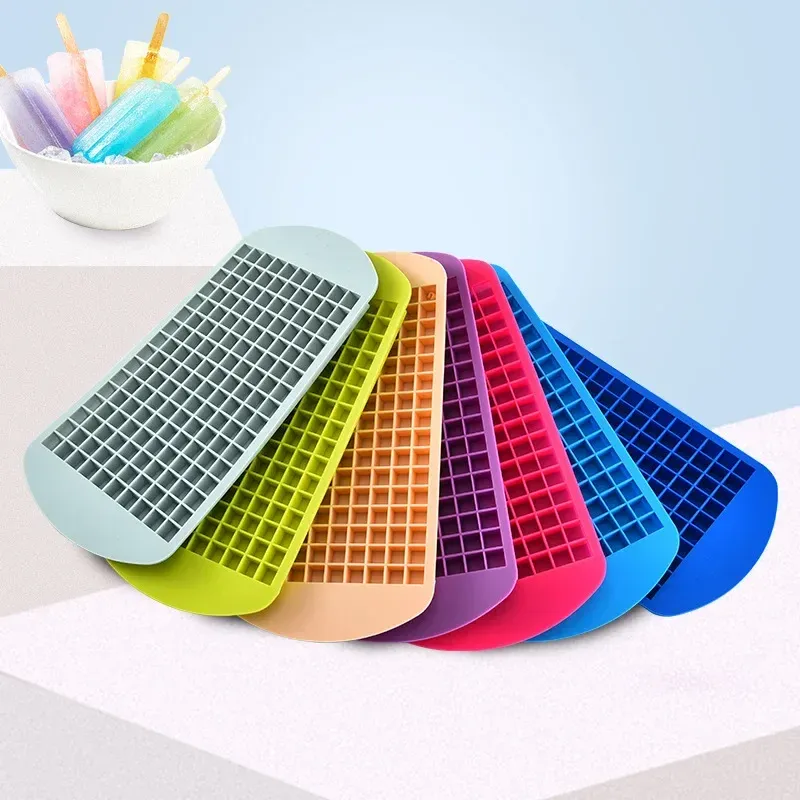 Mini plateau à glace en silicone utilisé pour préparer des glaçons
