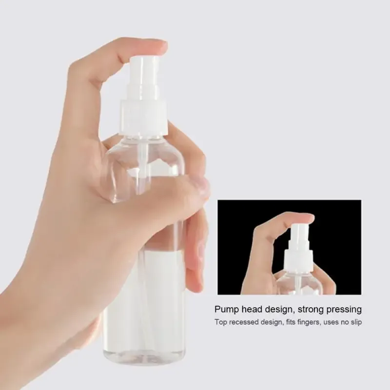 Flacon pulvérisateur transparent en situation d'usage