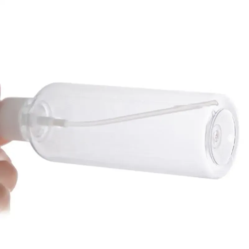 Flacon pulvérisateur rechargeable en gros plan