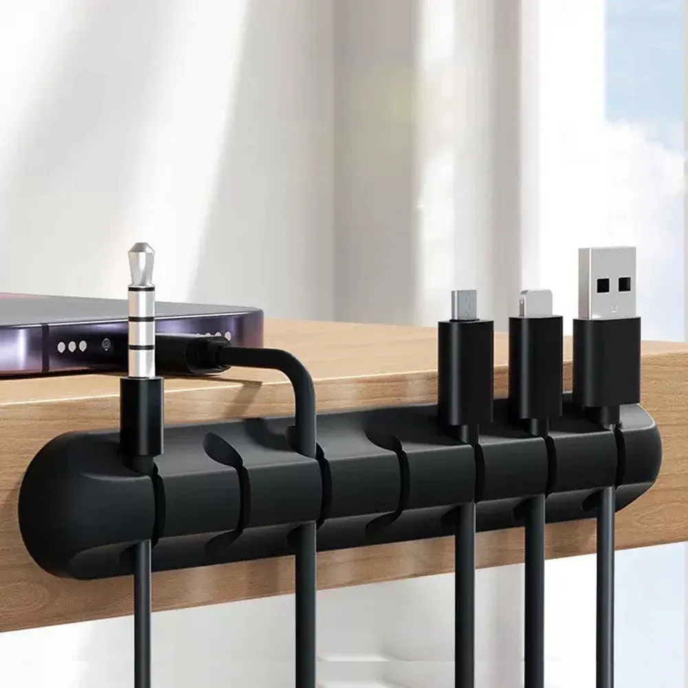 Clips de support de câble adhésifs installés sur un bureau moderne