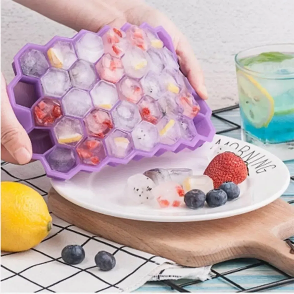 Détail du plateau à glaçons en silicone