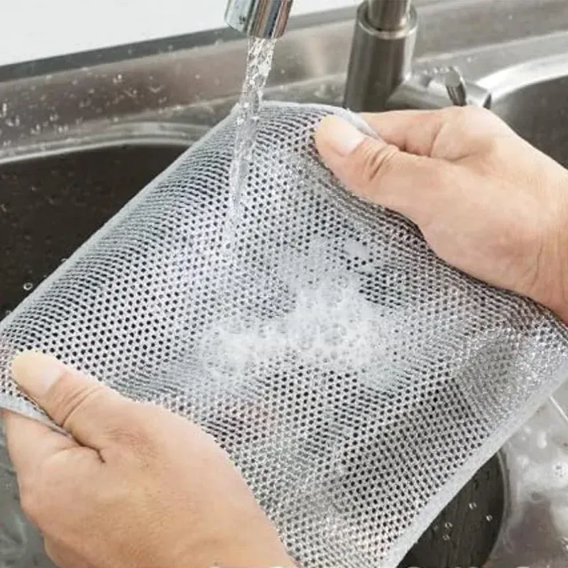 Nettoyage d'une casserole avec torchon en fil d'acier