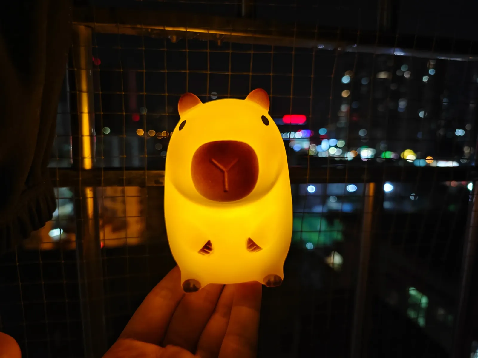 Veilleuse Capybara éclairée dans un intérieur
