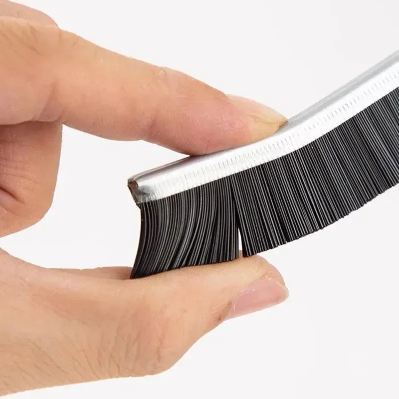 Brosse de nettoyage pour joints en usage quotidien
