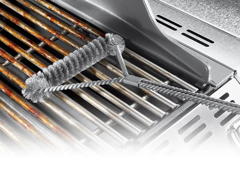 Brosse de nettoyage en action sur une grille de barbecue