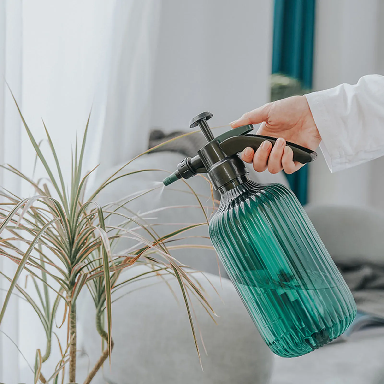 Pulvérisateur de jardin 2 L à buse réglable et brume fine, pour plantes d'intérieur, nettoyage et soin des animaux - Image 1