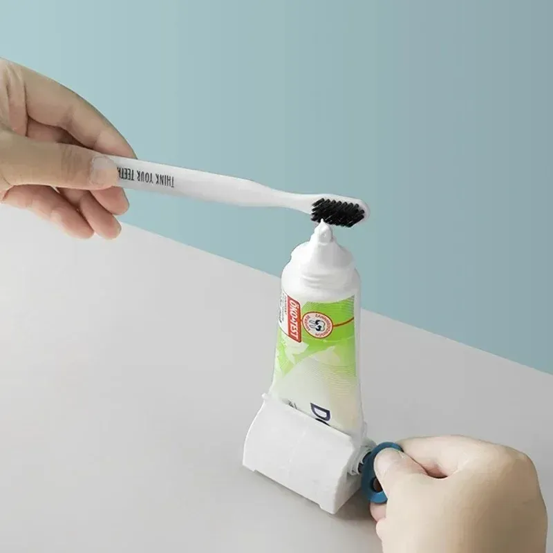 Distributeur de dentifrice rotatif en situation dans une salle de bain