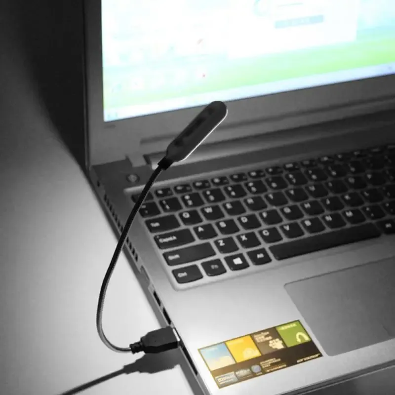 Lampe de lecture USB portable, en situation de lecture