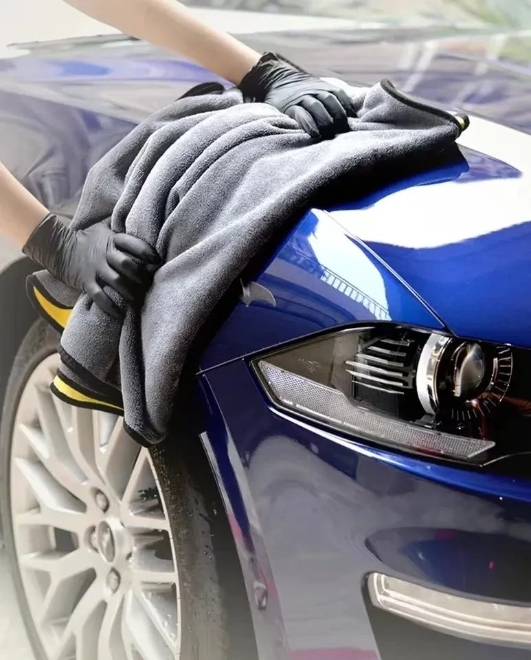 Serviette en microfibre utilisée pour le séchage d'une voiture