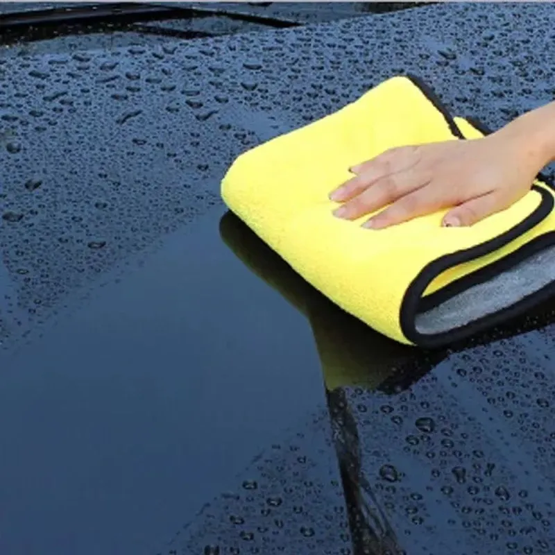 Finition d'une carrosserie avec la serviette microfibre