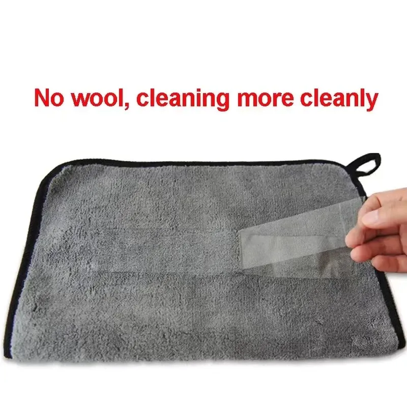 Nettoyage des vitres avec une serviette en microfibre