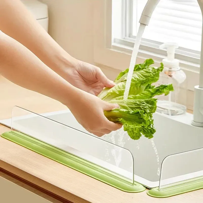 Pare-éclaboussures installé sur un évier de cuisine