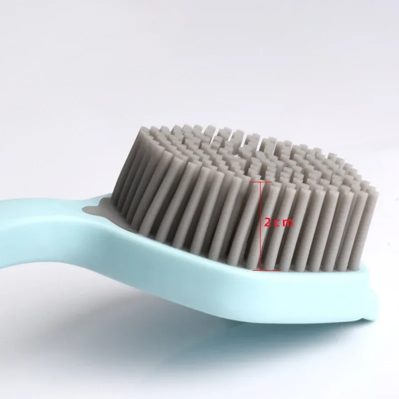 Brosse à vaisselle en silicone, en usage
