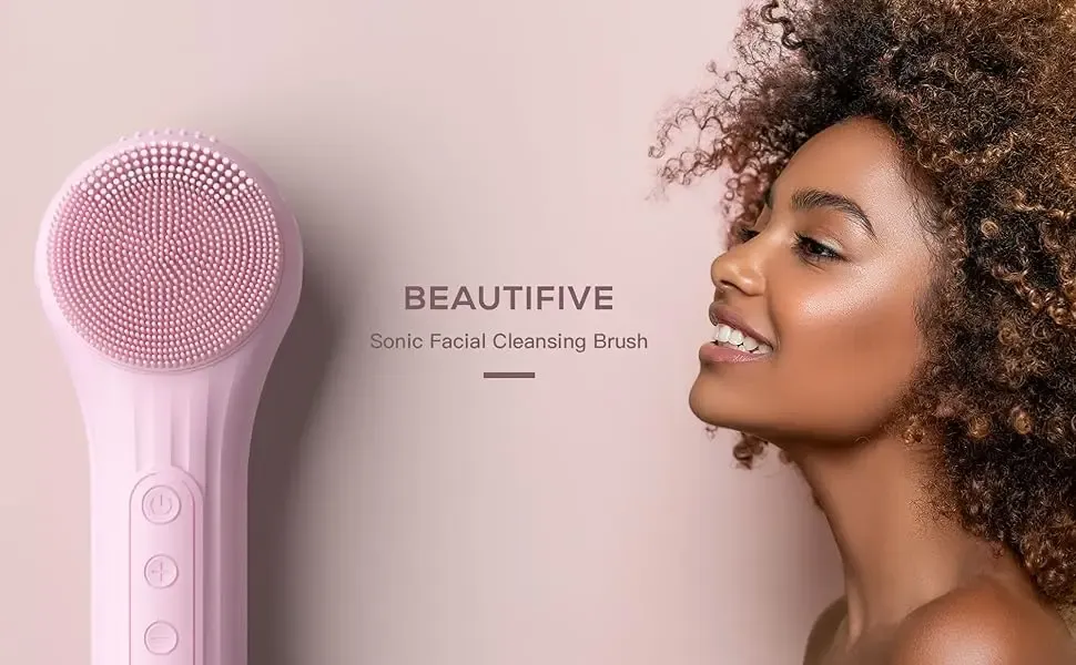Brosse nettoyante sonique utilisée lors d'un soin du visage