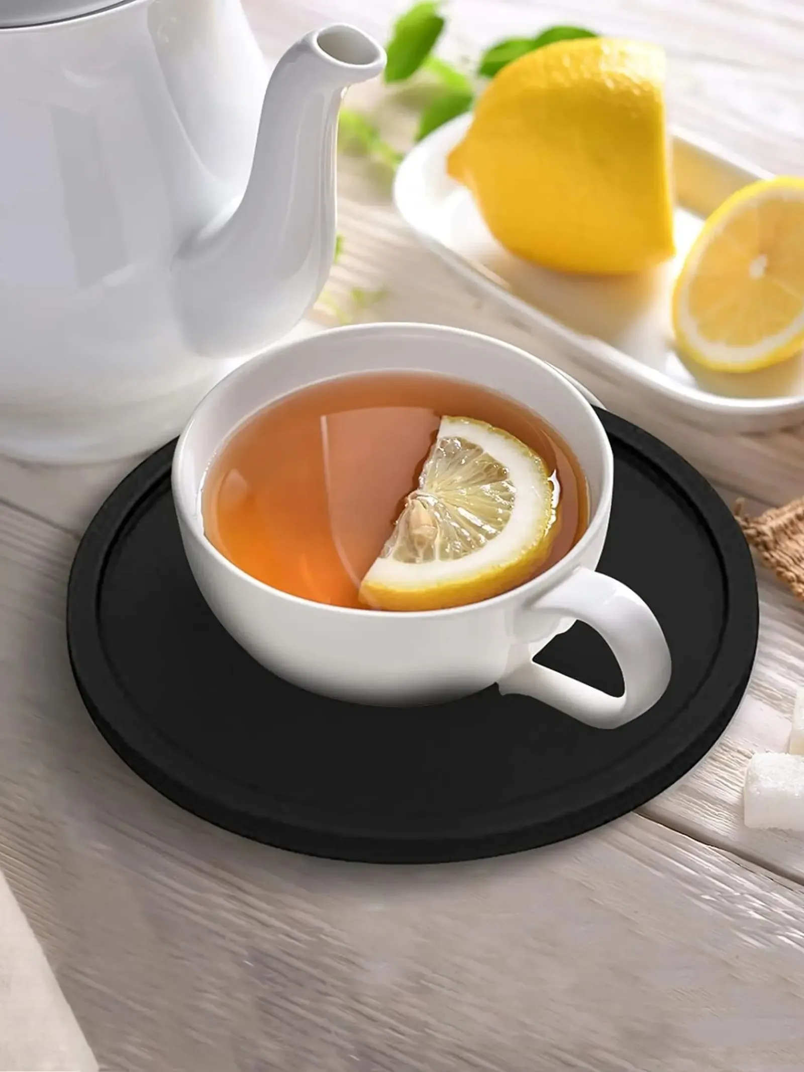 Sous-verres en silicone élégants présentés avec une boisson