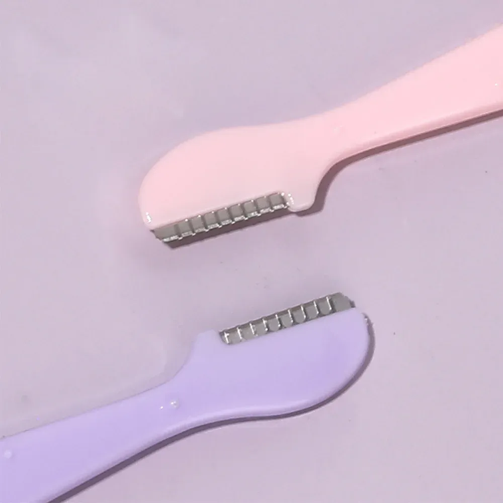 Rasoirs à sourcils vue rapprochée