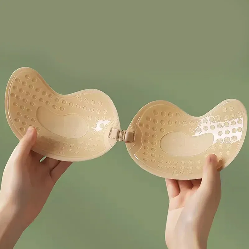 Soutien-gorge autocollant invisible porté sous une tenue