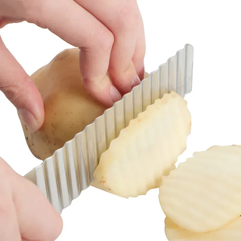 Pommes de terre tranchées avec le coupe-frites