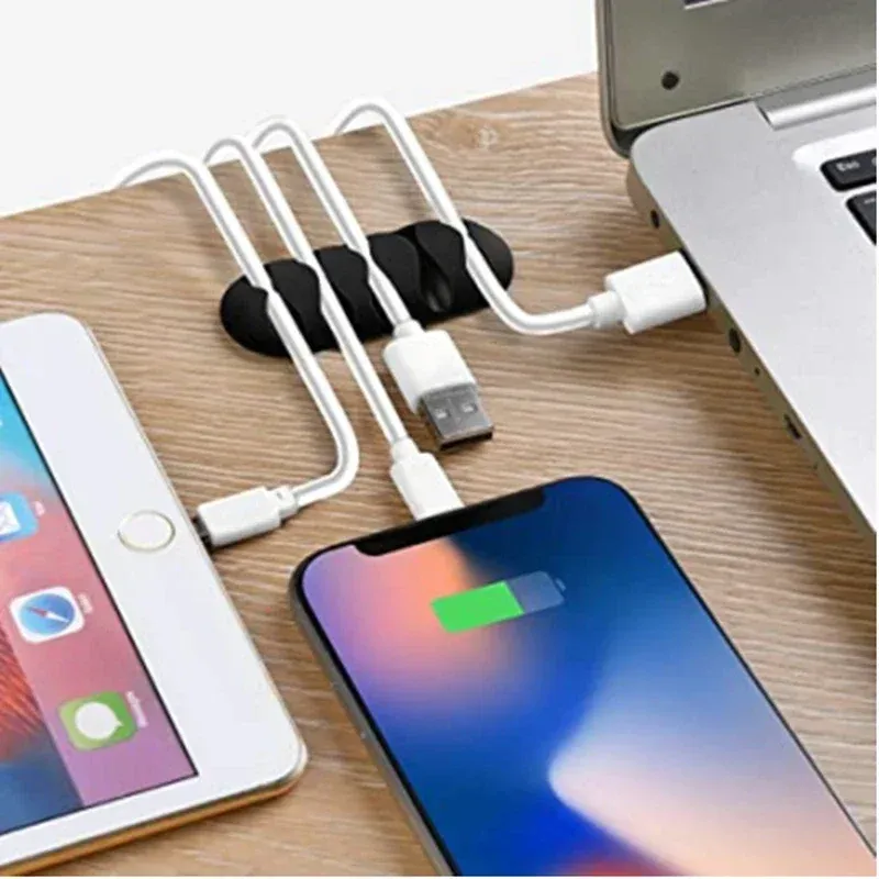 Clips de câble adhésifs installés sur un bureau