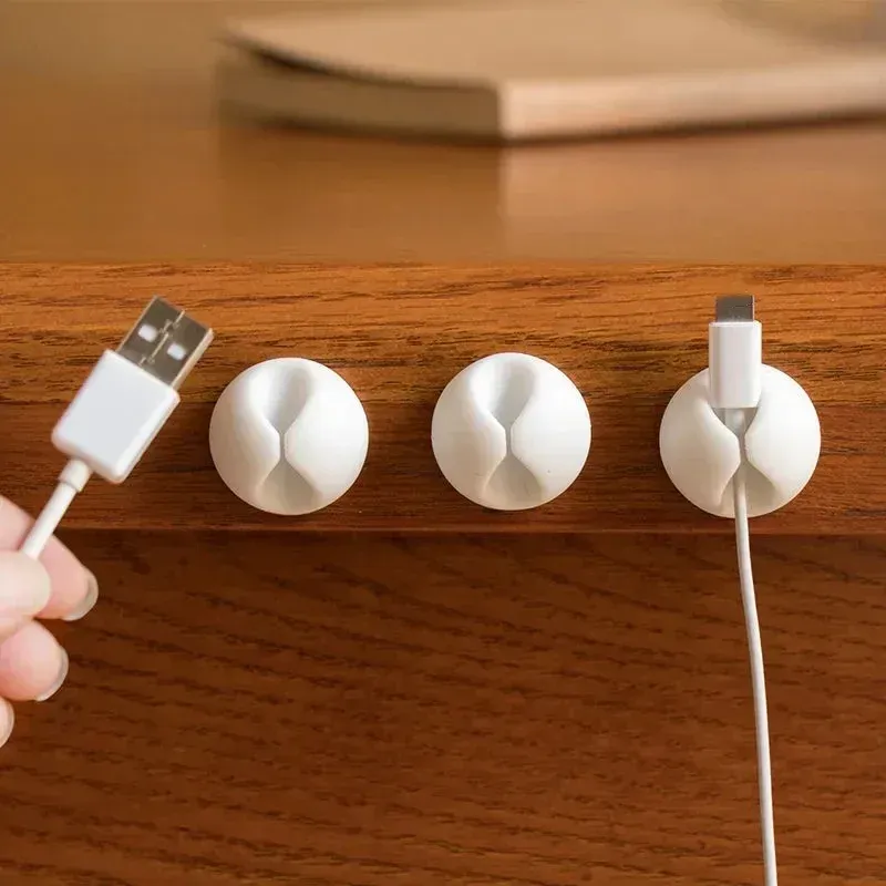 Clips de câble adhésifs, gros plan sur l'ergonomie
