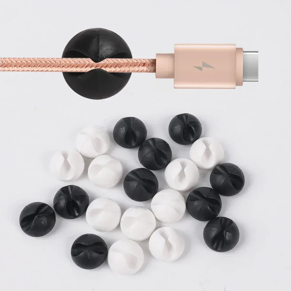 Clips de câble adhésifs utilisés sur une table de chevet